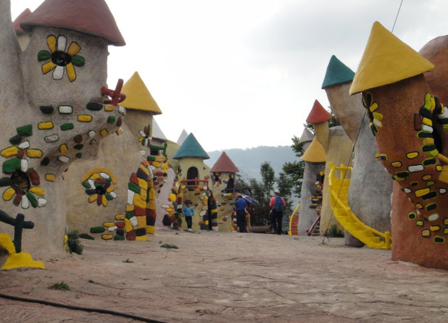 地处云南的“小矮人王国”，居民住彩色蘑菇屋，身高都不到1米3