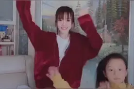 李小璐带甜馨学习后放松，母女同框跳舞嘻哈风十足图片