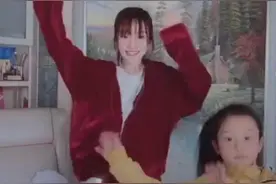 李小璐带甜馨学习后放松，母女同框跳舞嘻哈风十足图片