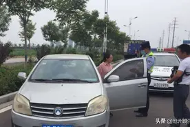 为过“科目二”丈夫当陪练 无证女子上路练车被罚图片