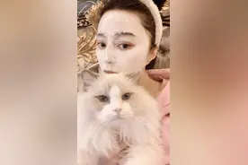 范冰冰越来越像网红！涂面膜抱布偶猫高调晒自拍，土豪金沙发抢眼图片