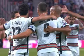 世预赛神反转！从前锋越位改判门将红牌，争议吹罚点燃弱队愤怒图片