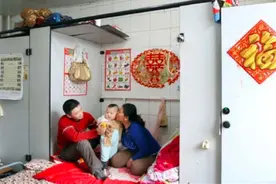 民工夫妇在公共厕所安家，一住就是5年，考虑过孩子的自尊心吗？图片