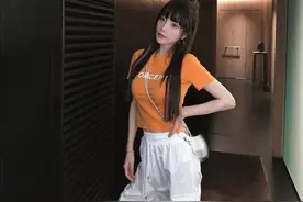 李小璐痴迷网红风，挑染发露肚脐秀丰满身材，38岁硬凹成00后图片