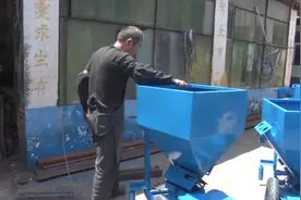 他自制的养鸡场喂料机，一月能卖20多台图片