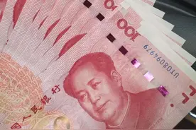 车上货物“叠罗汉” 超宽又超长！见到交警，司机塞钱求“手下留情”图片