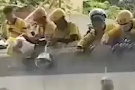 外卖员整齐划一爬墙为学生送外卖 学生：食堂人多 吃饭时间不够图片