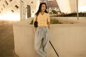 王鸥夜景大片太个性，黄色露脐衫身材骄人，坐地灯中别样美丽图片