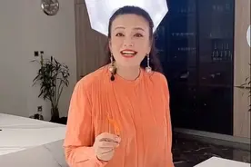大S婆婆越老越时髦！62岁穿衣比年轻人还鲜艳，巧用丝巾很减龄图片