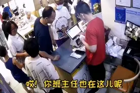 男孩吃饭偶遇班主任，瞬间弯腰低头躲避，网友：像极了当年的自己图片