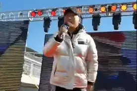 57岁谢东现身农村婚庆，面色蜡黄声音嘶哑，自曝出场费仅50元图片