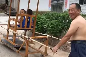爷爷给孙子打造木质“轿车”，村里娃羡慕不已，网友：高手在民间图片