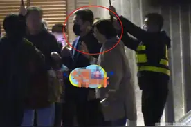陈宝国一家三口同框！65岁妻子皮肤白皙太优雅，儿子站一旁当跟班图片