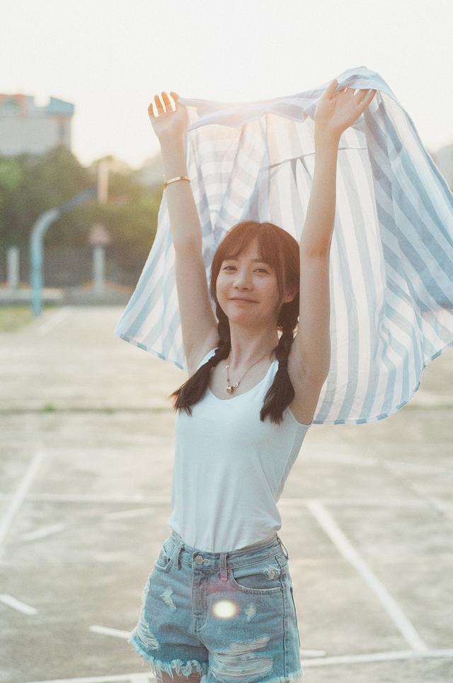 雨纷纷旧故里草木深，我听闻你始终一个人