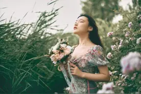 单身女人需要男人的时候，多半会给男人这3个暗示图片
