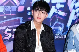 黄子韬衬衣扣子开到肚子，暴露“妆前”和“妆后”肤色差距图片