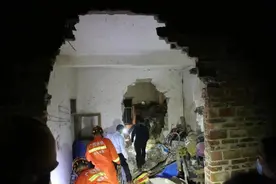 突发！广西3名小孩床上玩平板电脑  突遭20吨滚落巨石砸中身亡图片