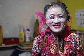 青岛“大喜哥”，男扮女装16年，浓妆艳抹拾荒，故事让人心酸图片