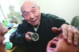 山东老人躲藏70年，开诊所救人，30年后妻子才知道他的真实身份图片