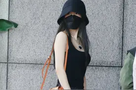 杨幂凹起造型来真拼！戴海洋之心项链抢镜，无奈粗手臂太减分图片