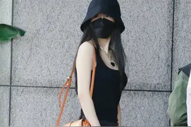 杨幂凹起造型来真拼！戴海洋之心项链抢镜，无奈粗手臂太减分图片