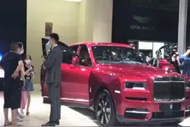 广州“硬核”大爷，穿拖鞋逛车展看中劳斯莱斯，销售立刻笑脸相迎图片