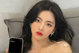 杨超越晒出最新自拍照，自称美女教你如何优雅，拒绝别人搭讪图片