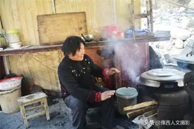 老两口滞留山谷窝棚，烧冰化水腌酸菜，午饭是玉米面汤烤馒头图片