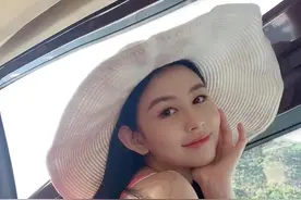 邱淑贞大女儿头戴宽帽檐遮阳帽，对镜头托腮甜笑，颜值能打图片