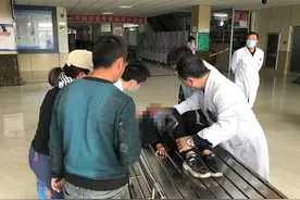 齐齐哈尔9岁淘小子从二楼缓台跳下，口吐鲜血！民警一个操作救了他图片