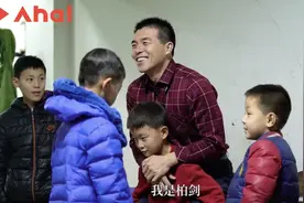 这个收养120多个孩子的东北男人，是我见过最会教孩子的老爸图片