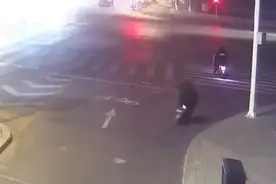 男子酒后将女子猥亵，没想到偶遇外卖小哥载人，15分钟追了他八条街图片