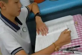 吉林一男生手腕上戴头绳被老师询问，网友：男孩表情太到位了图片