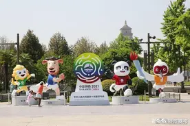 十四届全运会 吉祥物亮相西安大雁塔图片