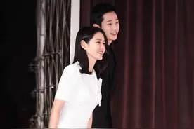 “漂亮姐姐”孙艺珍皮肤太好，与丁海寅双手紧扣好亲昵，气质封神图片