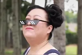 59岁胖婶张海燕晒近照，打扮时髦显年轻，两任老公都是小鲜肉图片