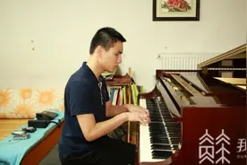 盲人小伙钢琴十级：有梦想谁都了不起图片