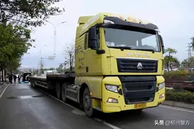 又是不按规定车道行驶！重型半挂牵引车撞到自行车，90岁骑手当场被碾压死亡！图片