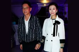 李嘉欣婚姻受信任，昔日与黎明聚会，许晋亨大方让老婆站C位图片