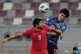 国足最玩命的，竟是3名“巴西人”：4个镜头感动球迷，致敬图片