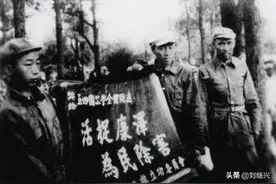 王近山俘获这位国军司令后，毛主席专电：派可靠武装押送，加镣铐图片