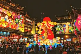中岳庙位于河南省登封市城东4公里处，太室山东南麓黄盖峰下图片