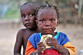 “吃土”真能顶饿？靠吃泥巴生存的国家，还将泥巴做成零食出售图片