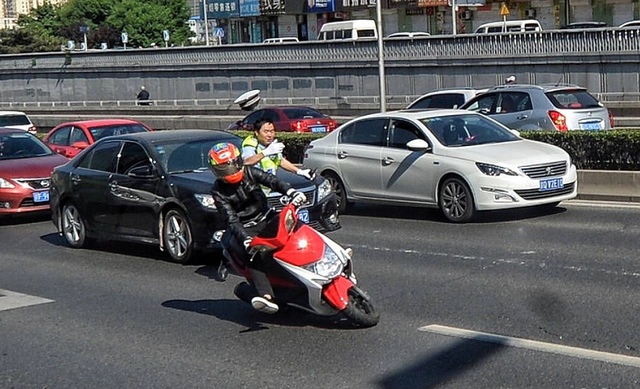 汽车黄牌和蓝牌的区别有哪些（电动车绿牌蓝牌黄牌白牌代表啥意思怎么上你都了解吗）