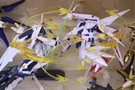 因吵架怒摔手办，UP主哭着拍视频，尊重孩子的爱好很难吗？图片