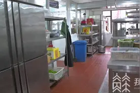 南京生活垃圾分类正式实施 城管队员加强巡访图片
