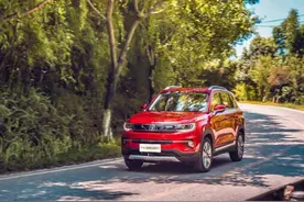 长安cs35plus和奇瑞瑞虎3，哪个更好？视频封面