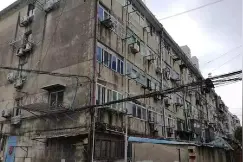 西安老旧小区改造拆防护网，住户不舍：影响安全咋办？图片