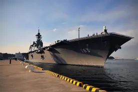 战力远超辽宁？出云号接受改装成为航母，可搭载F-35B战斗机图片