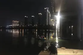 痛心！年轻的父亲抱着才出生20多天的小婴儿跳桥！救援开始了……图片